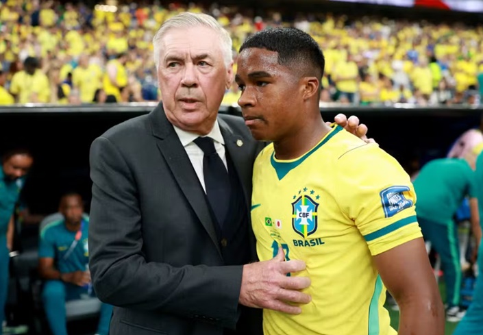 Ancelotti orienta Endrick antes de sua entrada em campo/Foto: Michael Regan