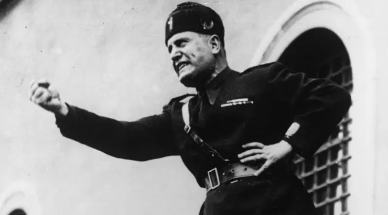 L&iacute;der fascista Benito Mussolini em discurso/Foto: Divulga&ccedil;&atilde;o