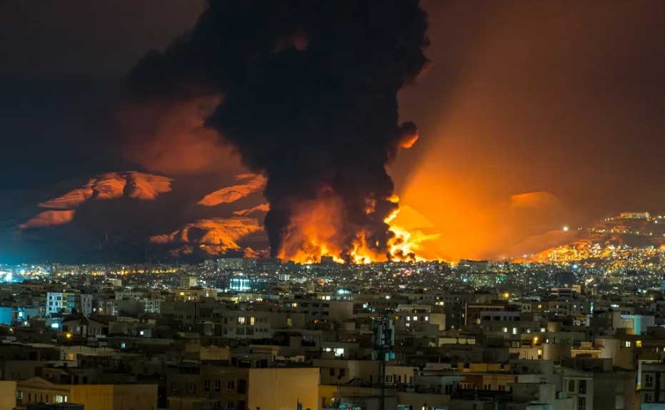 Explos&otilde;es em ataques a&eacute;reos a um dep&oacute;sito de petr&oacute;leo no Teer&atilde; em 07/03/26/Foto: Sasan