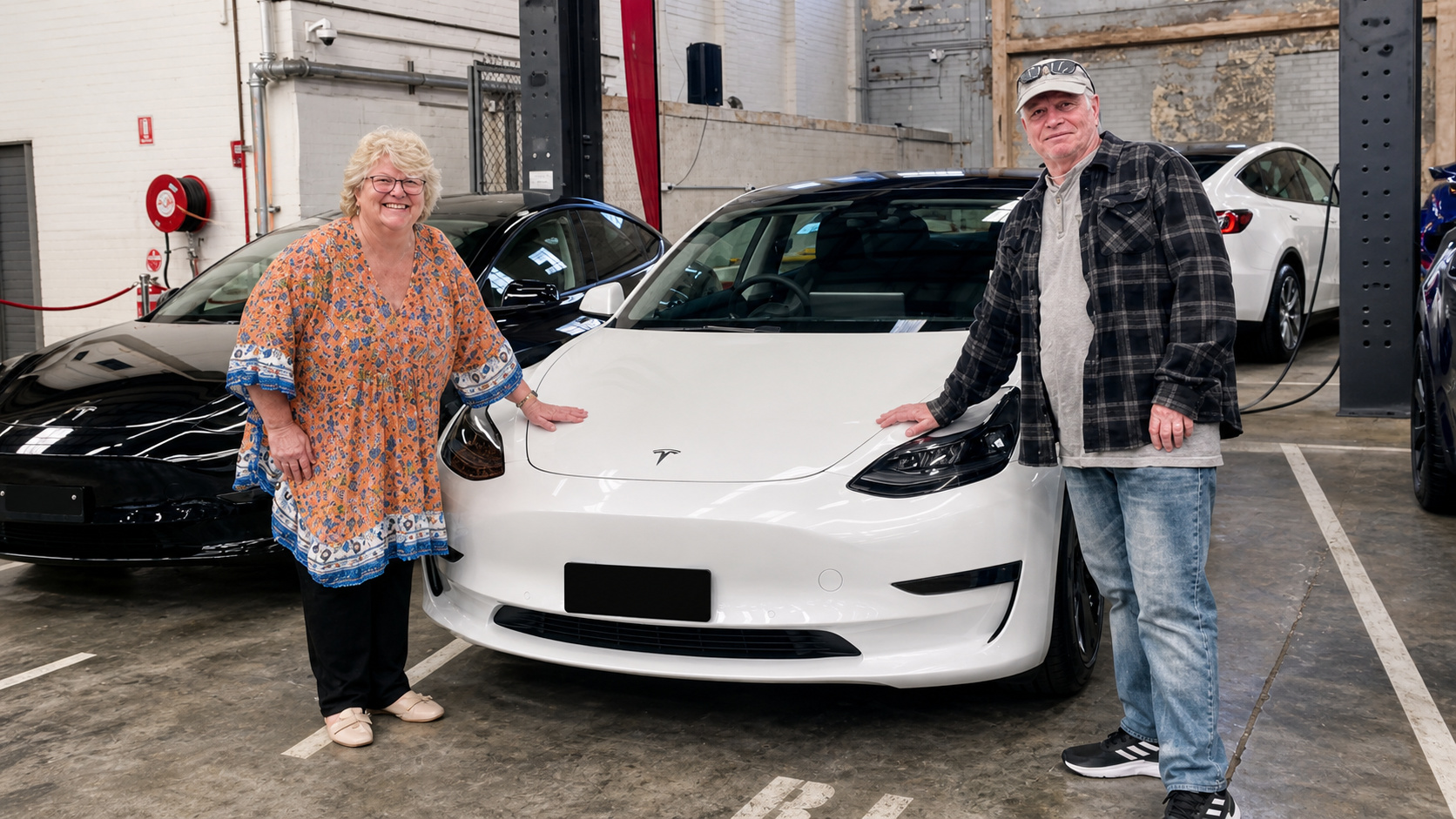 &Agrave; esquerda na imagem, Julie Stone foi impedida de recarregar seu Tesla Model 3 na garagem subterr&acirc;nea do pr&eacute;dio onde vive/Foto: Julie Stone