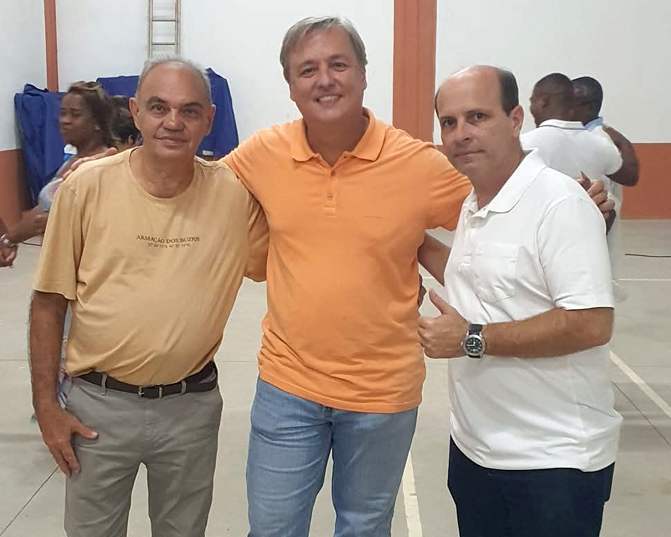 Claudio Arag&atilde;o e o prefeito de B&uacute;zios, Alexandre Martins, durante encontro no munic&iacute;pio/foto/divulga&ccedil;&atilde;o