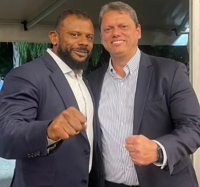 Da Cunha posou ao lado do governador Tarc&iacute;sio de Freitas (Republicanos) em 2023/Foto: Reprodu&ccedil;&atilde;o Redes Sociais