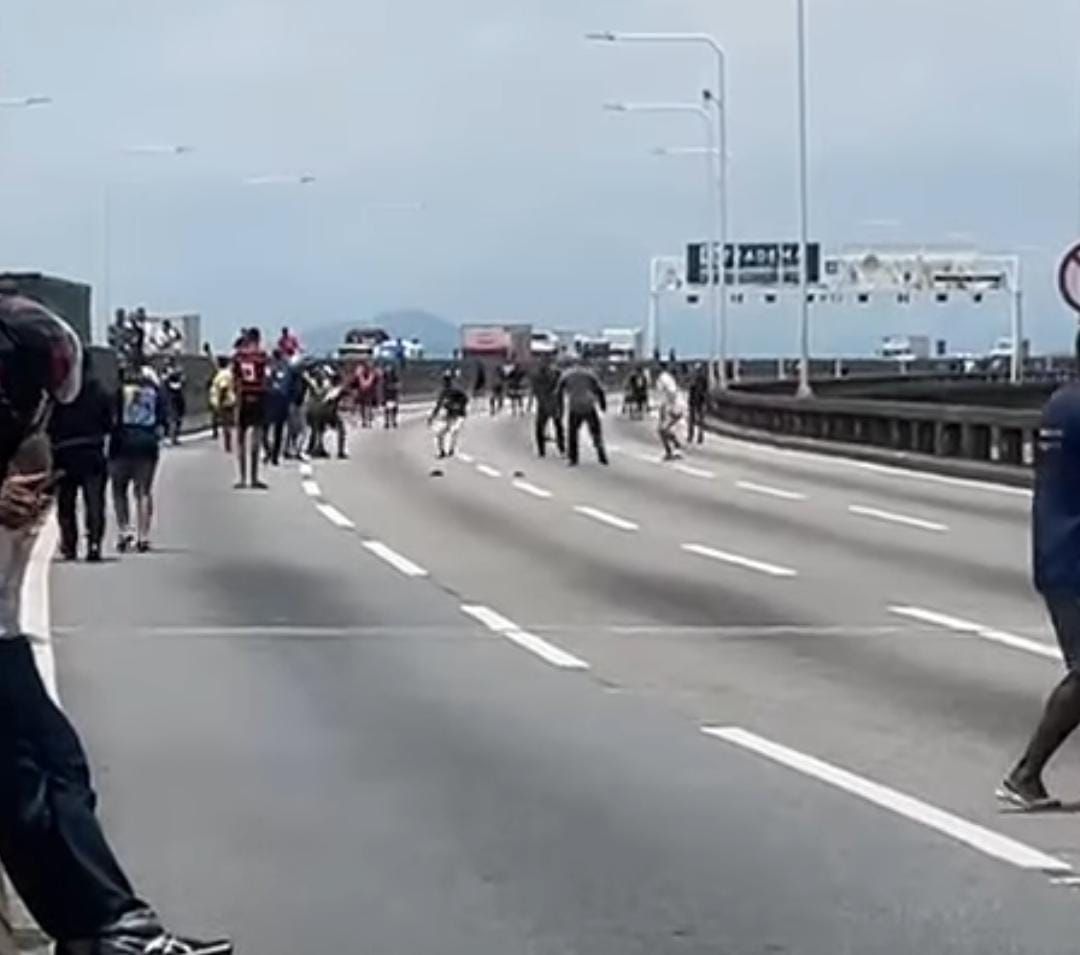 Partida de futebol no meio da Ponte Rio-Niter&oacute;i/Foto: Reprodu&ccedil;&atilde;o