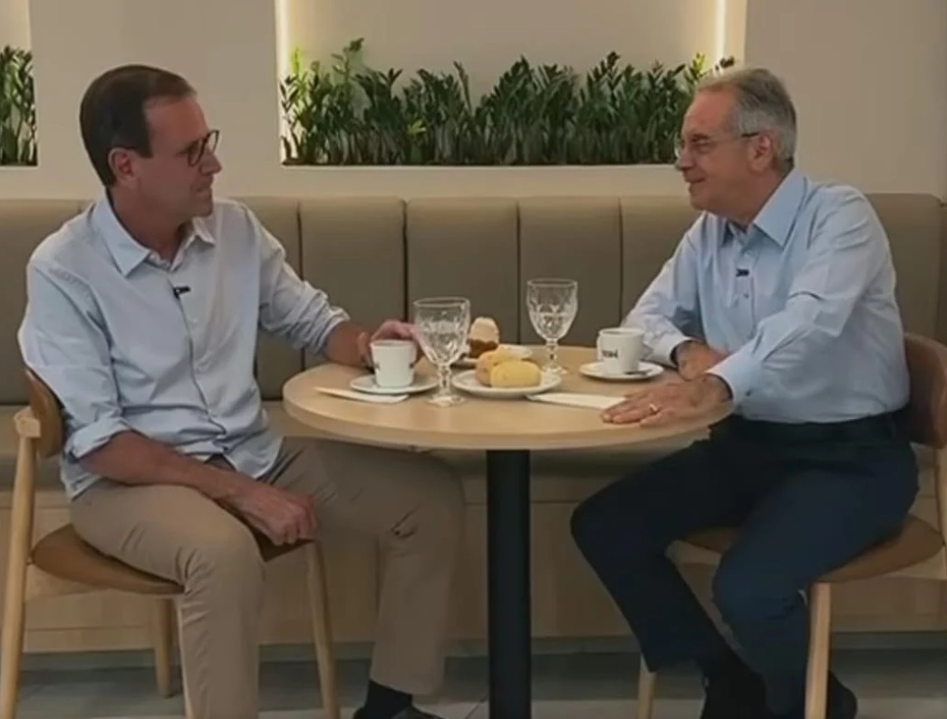 Eduardo Paes (candidato ao Governo no RJ) em encontro com o bispo Honorilton Gon&ccedil;alves, respons&aacute;vel pela Universal no Rio/Foto: Reprodu&ccedil;&atilde;o