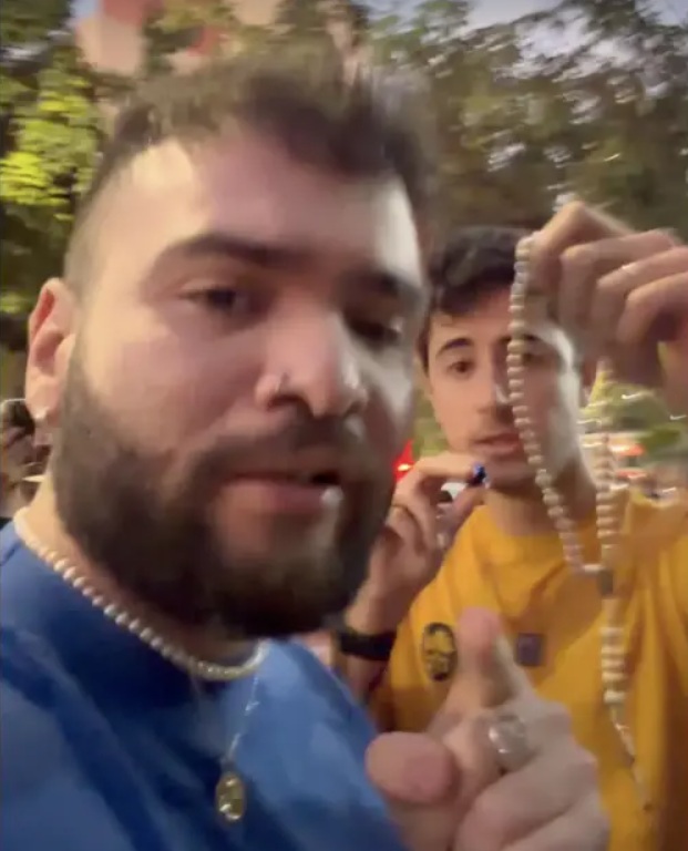 Santineli filmou a manifesta&ccedil;&atilde;o em frente ao teatro/Foto: Reprodu&ccedil;&atilde;o
