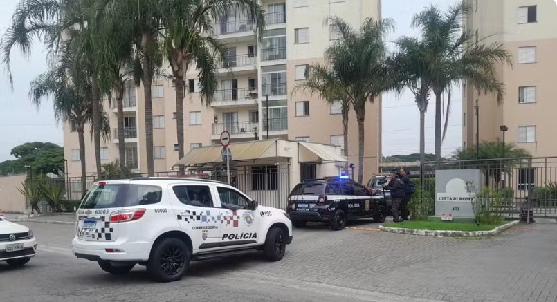 Chegada da pol&iacute;cia ao apartamento do tenente-coronel/Foto: Andressa Lorenzetti