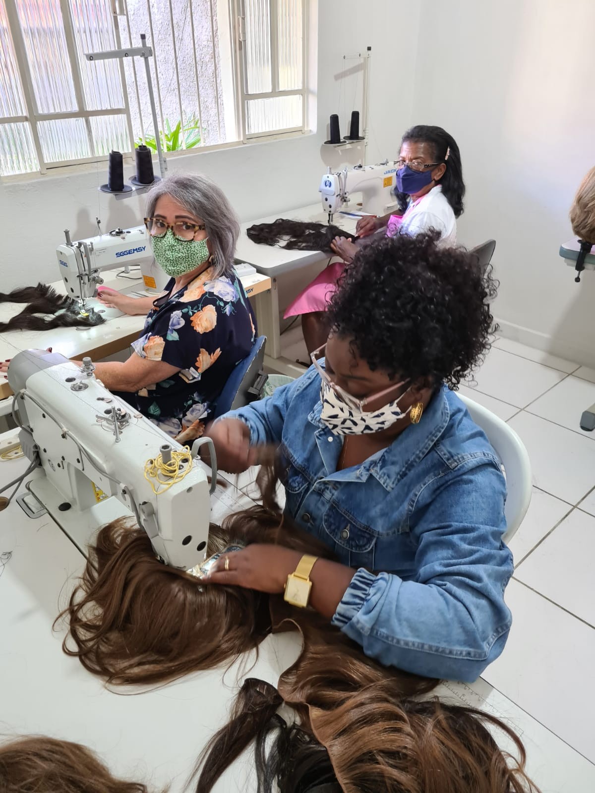 Confec&ccedil;&atilde;o das perucas pelas artes&atilde;s/Foto: Divulga&ccedil;&atilde;o HEGV