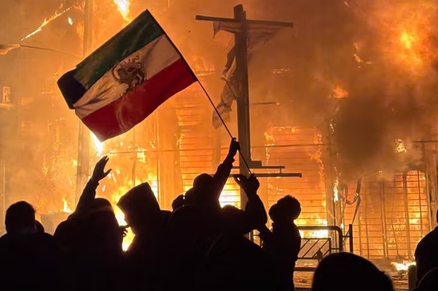 Protestantes iranianos segurando uma bandeira pr&eacute;-revolu&ccedil;&atilde;o em um levante em janeiro de 2026/Foto: Divulga&ccedil;&atilde;o