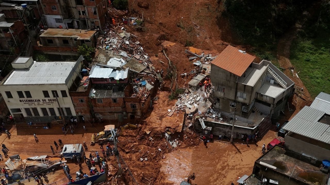 Vista a&eacute;rea de um pr&eacute;dio destru&iacute;do em Juiz de Fora ap&oacute;s fortes chuvasPilar Olivares/Reuters