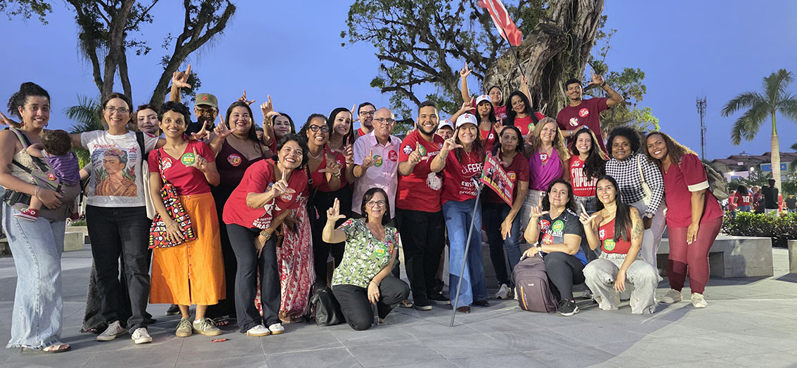 Militantes e simpatizantes do presidente ocupam pra&ccedil;a no Centro da cidade em mais uma mobiliza&ccedil;&atilde;o para o segundo turno das elei&ccedil;&otilde;es