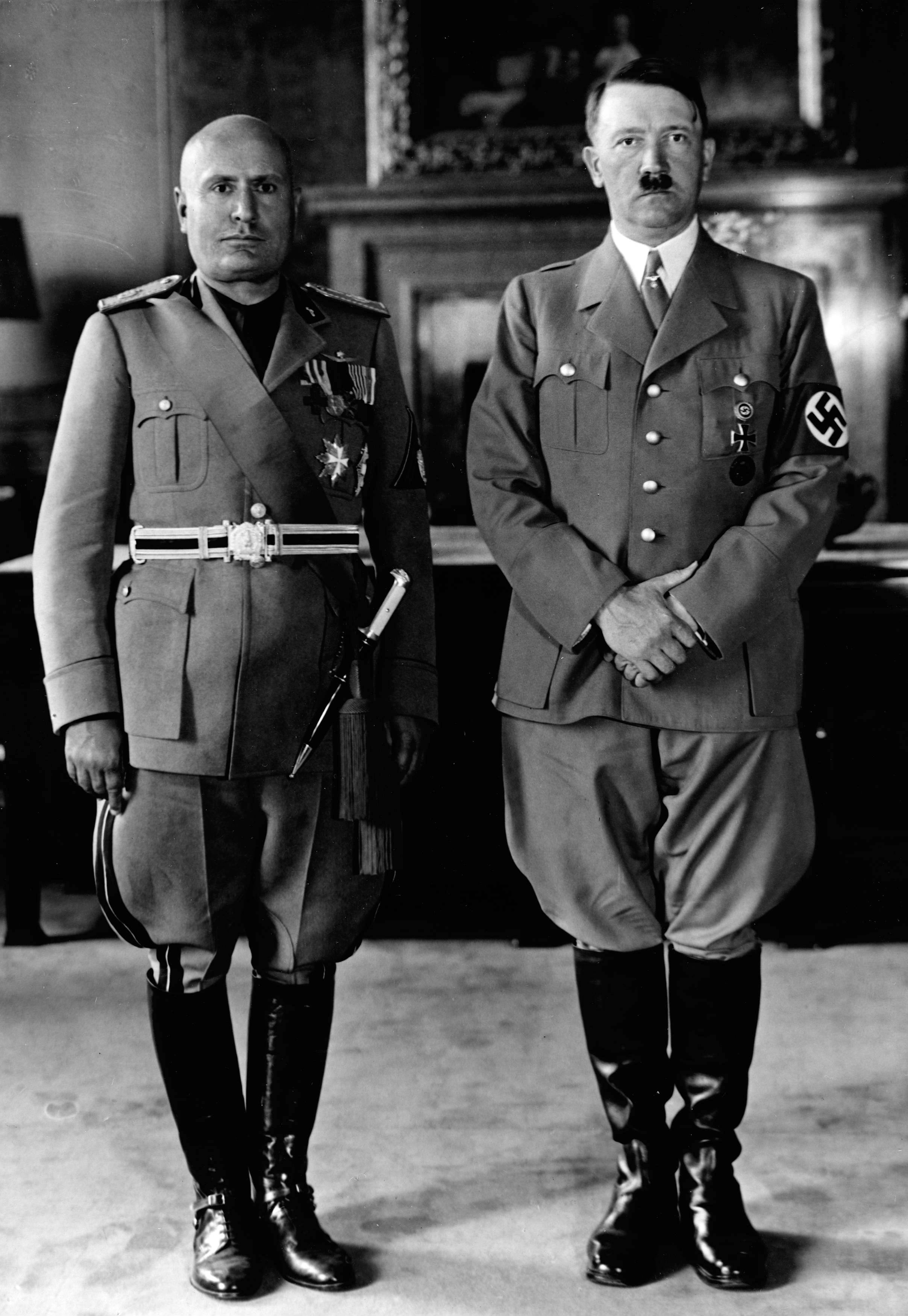 &Agrave; esquerda, o l&iacute;der nazista Adolf Hitler e, &agrave; direita, o l&iacute;der fascista Benito Mussolini 19/06/40 /Foto: Divulga&ccedil;&atilde;o