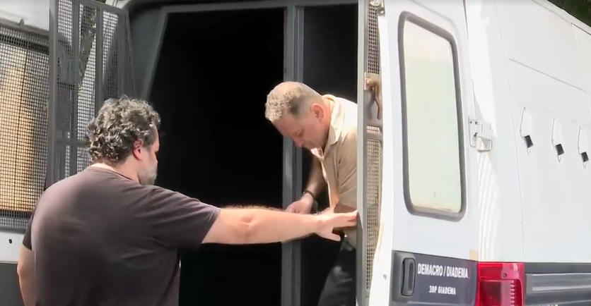 Chegada de Dem&oacute;stenes &agrave; Delegacia de Diadema/Foto: Divulga&ccedil;&atilde;o
