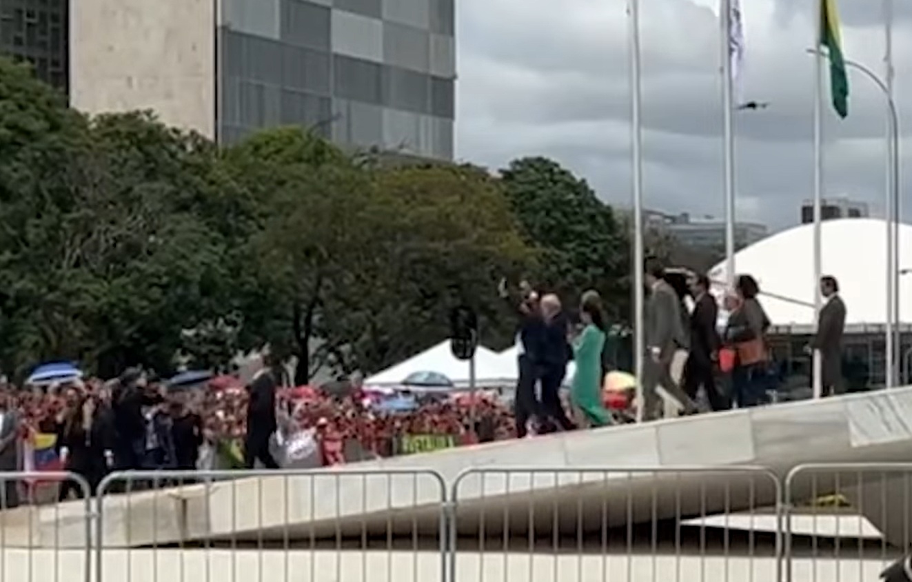 Lula, ministros e representantes governamentais descendo a rampa do Planalto para saldar o p&uacute;blico que apoiou o evento em frente ao Pal&aacute;cio/Foto: Reprodu&ccedil;&atilde;o