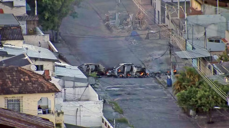 Barricada com carros em  chama para deter a pol&iacute;cia/Imagem: Reprodu&ccedil;&atilde;o