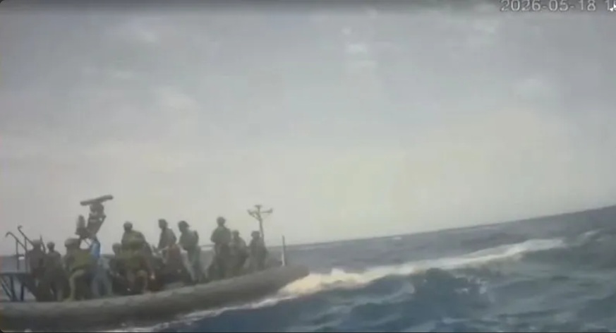 Momento em que o barco israelense intercepta a flotilha/Foto: Reprodu&ccedil;&atilde;o