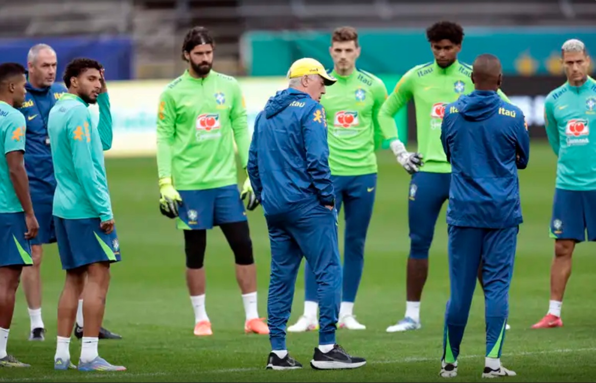 T&eacute;cnico Carlo Ancelotti durante treino da Sele&ccedil;&atilde;o Brasileira em 09/06/Foto: Paulo Pinto