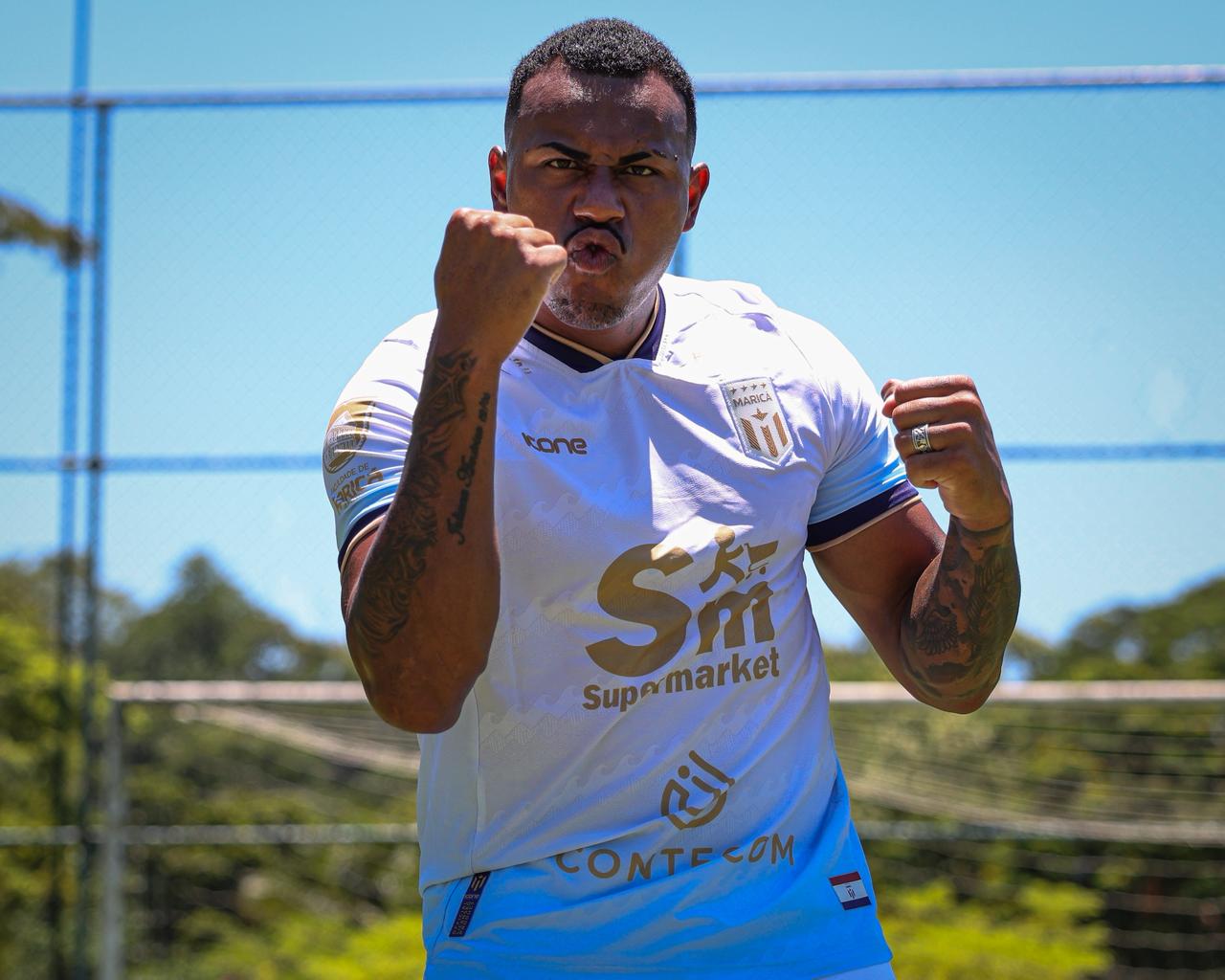 Zagueiro Felipe Carvalho exibe o traje branco e dourado/Foto: Bruno Maia (Comunica&ccedil;&atilde;o Maric&aacute; F.C)