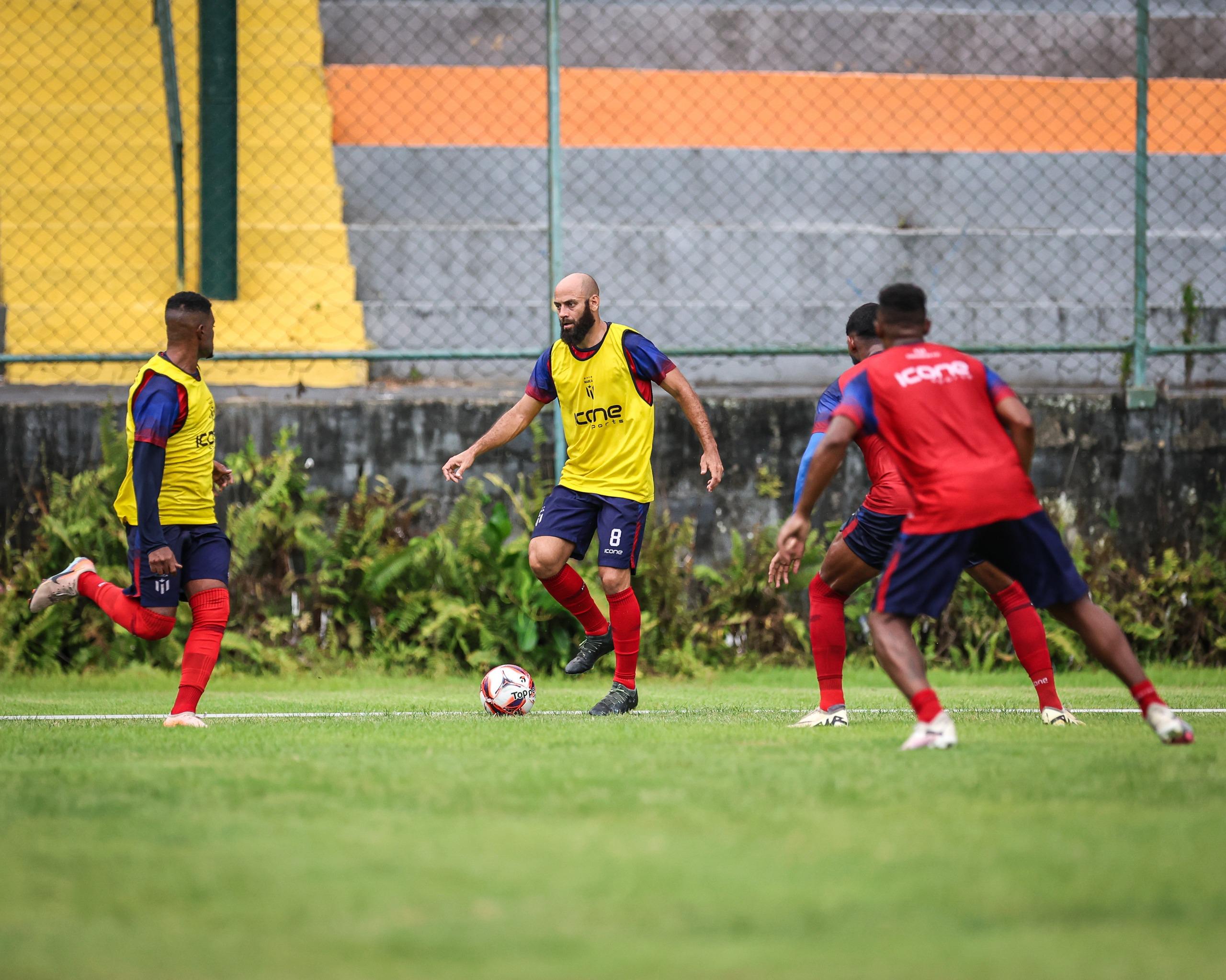 Meia Marcelo em a&ccedil;&atilde;o durante treino do Maric&aacute; F.C para a estreia no segundo campeonato do time na elite do Rio/Foto: Bruno Maia (comunica&ccedil;&atilde;o Maric&aacute; FC)