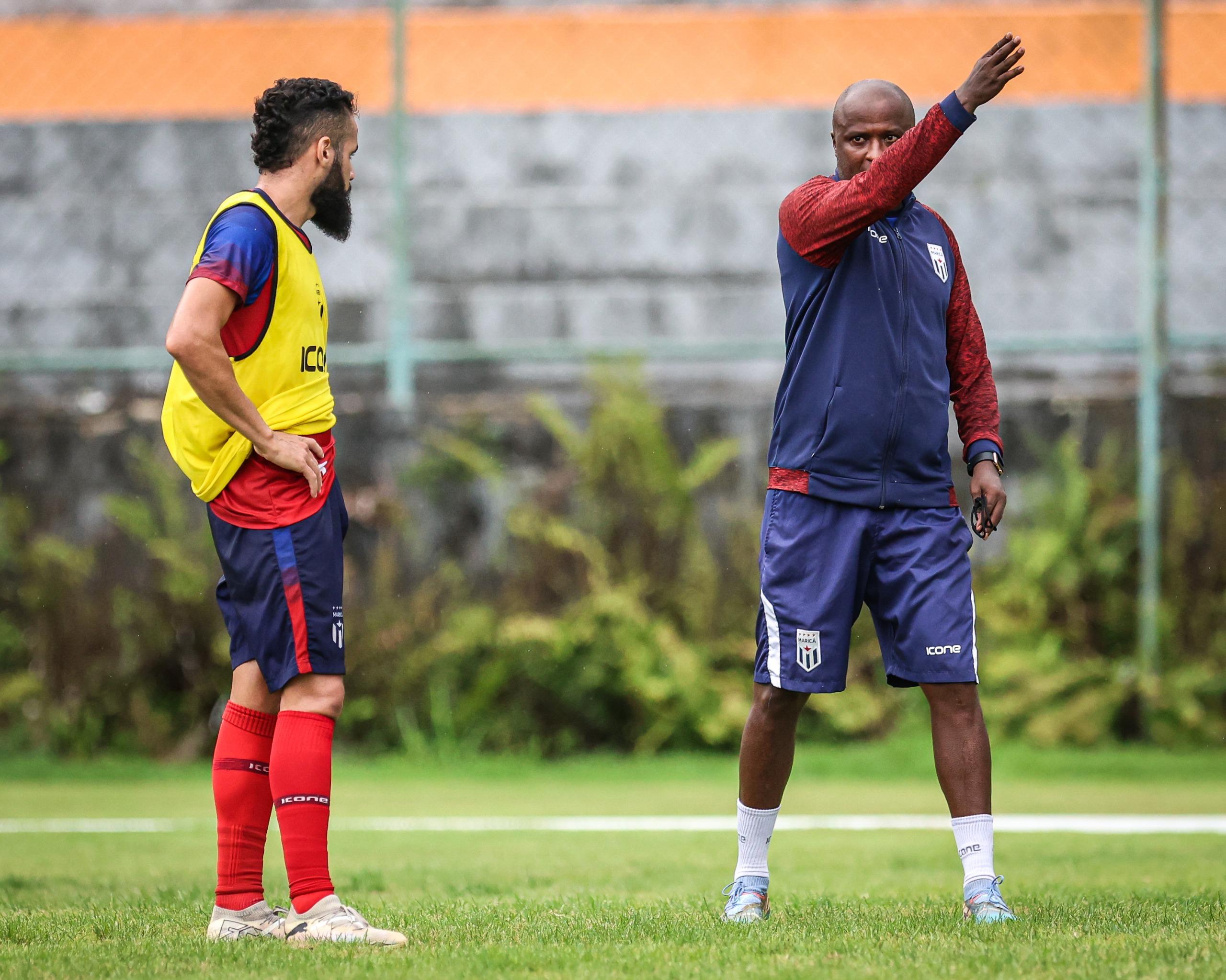 T&eacute;cnico Reinaldo passa instru&ccedil;&otilde;es ao volante Matheus Lira em treino na v&eacute;spera da estreia contra o Vasco no Carioc&atilde;o Superbet 2026/Foto: Bruno Maia (comunica&ccedil;&atilde;o Maric&aacute; FC)