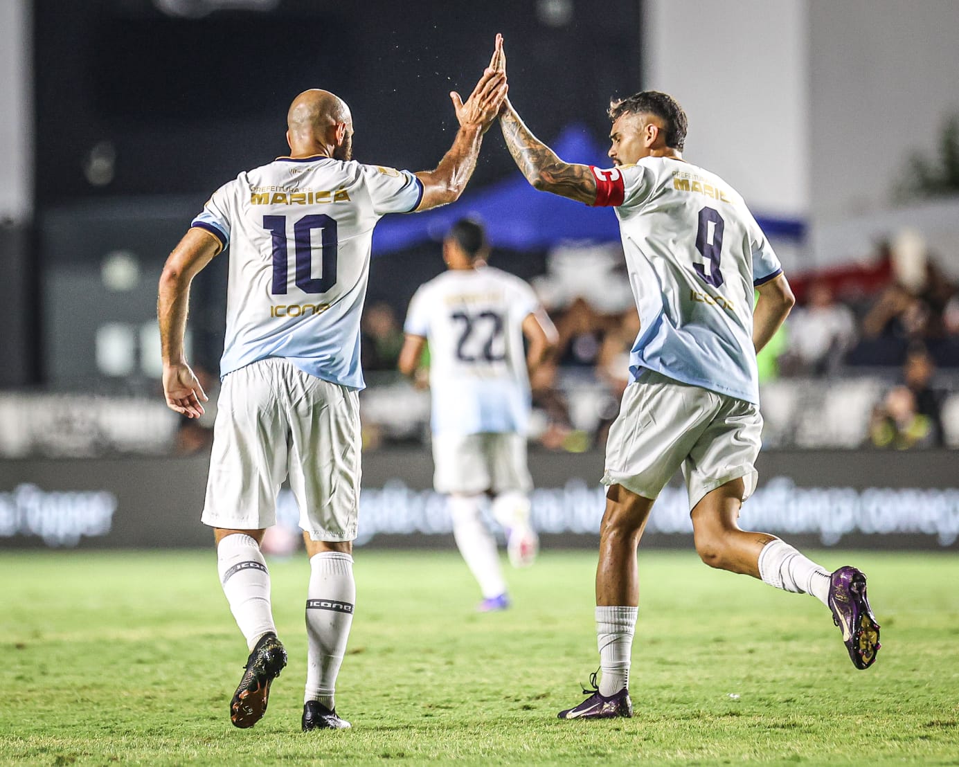 Meia Marcelo comemora o segundo gol do Maric&aacute; FC ao lado do atacante Pablo Thomaz/Foto: Bruno Maia (Comunica&ccedil;&atilde;o Maric&aacute; F.C)