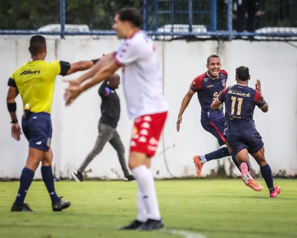 Den&iacute;lson comemora seu primeiro gol no retorno ao Tsunami/Foto: Bruno Maia (Comunica&ccedil;&atilde;o Maric&aacute; FC)