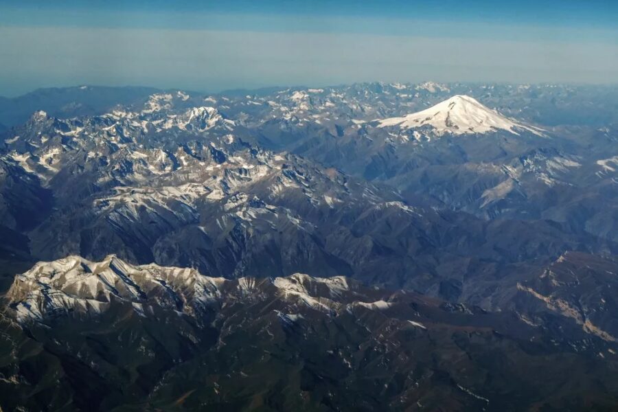 Vista aérea das montanhas do Cáucaso, na Rússia, com o monte Elbrus (5.642 m) ao fundo, em foto de 9 de outubro de 2020. Cinco alpinistas morreram após uma nevasca no Monte Elbrus, o pico mais alto da Europa, em 24 de setembro de 2021. — Foto: Kirill Kudryavtsev/AFP