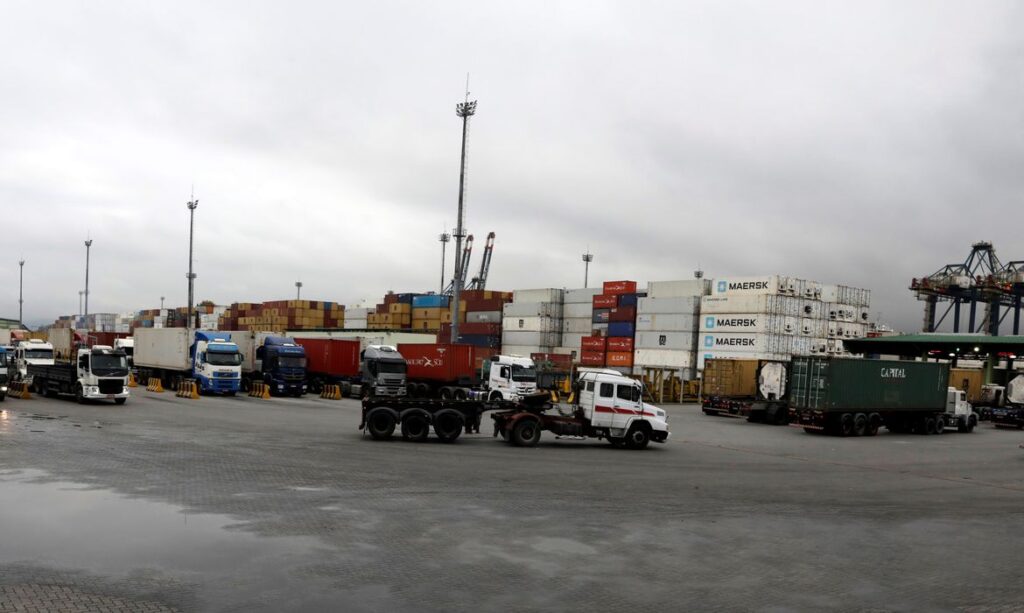 Caminhões circulam na área do Porto de Santos (SP) © Reuters/Paulo Whithaker/direitos reservados