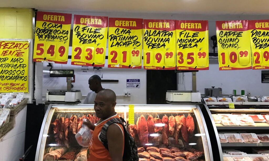 Consumidor compra carne em supermercado no Rio de Janeiro © Reuters/Pilar Olivares/Direitos Reservados