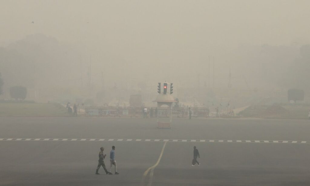 Neblina e fumaça tóxica tomam o céu da capital da Índia, Nova Delhi © REUTERS/Anushree Fadnavis/Direitos reservados