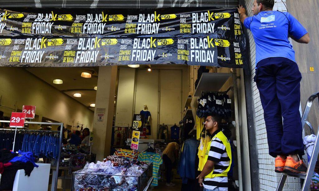 São Paulo - Movimento no comércio da rua Teodoro Sampaio, em Pinheiros, durante o Black Friday (Rovena Rosa/Agência Brasil) © 27 13:19:32