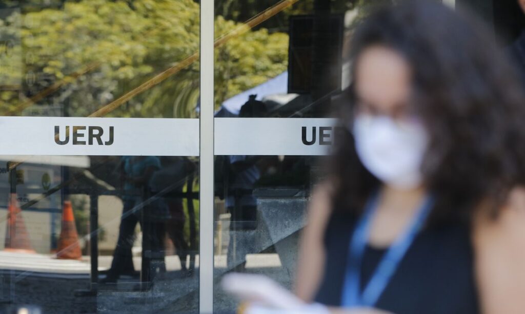 Entrada dos candidatos para o primeiro dia de provas do Exame Nacional do Ensino Médio (Enem) 2020, na Universidade Estadual do Rio de Janeiro(UERJ), na zona norte do Rio. © Tânia Rêgo/Agência Brasil