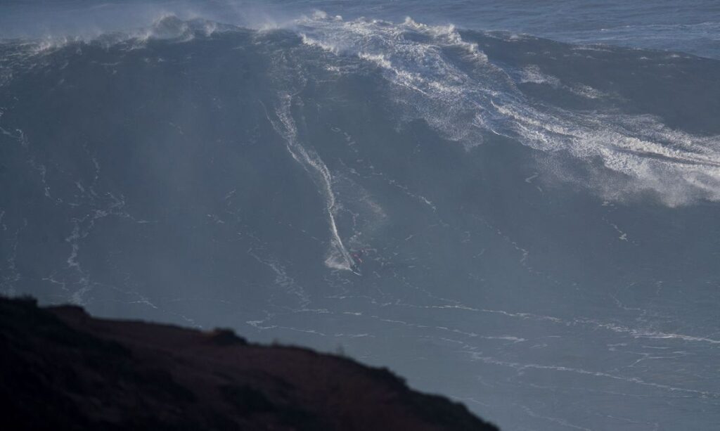 ondas gigantes, nazaré, portugal © REUTERS/Pedro Nunes/Direitos reservados