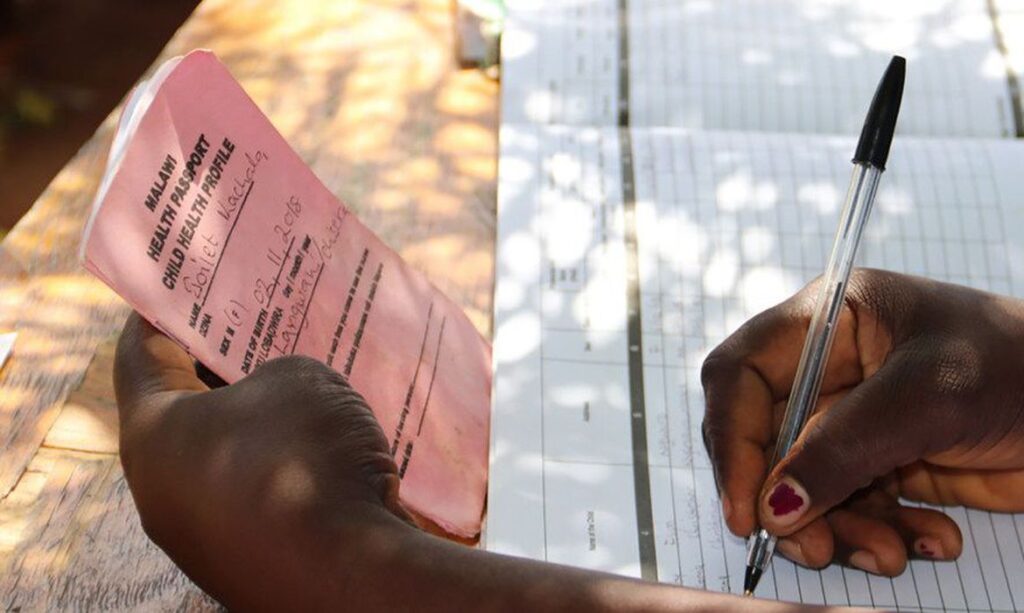 Profissional de saúde examina crianças em Mkaka, no Malauí, para determinar se elas são elegíveis para a vacina contra malária © Unicef