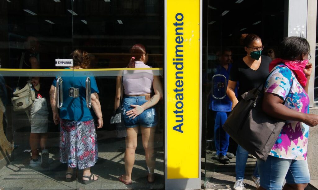 Filas se formam em frente a bancos e supermercados no Flamengo, zona sul da cidade © Tânia Rego/Agência Brasil