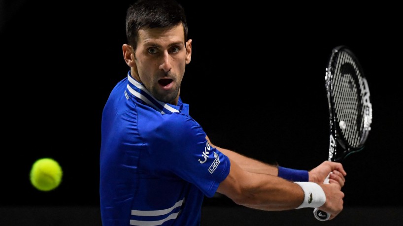 Com o cancelamento do visto, Djokovic pode ser deportado da Austrália; audiência de instrução do caso acontece nesta manhã(foto: OSCAR DEL POZO / AFP)