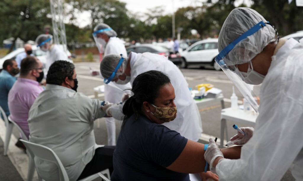 Agentes de saúde colhem sangue de motoristas de taxi de SP para realização de testes para Covid-19 © Amanda Perobelli/Reuters/Direito reservados