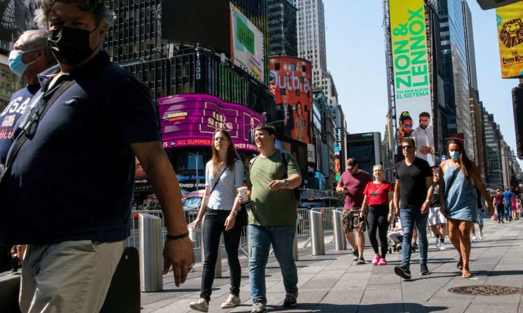 Pessoas usam máscaras na Times Square, enquanto os casos da variante Delta do coronavírus continuam aumentando na cidade de Nova York © REUTERS/Eduardo Munoz/Direitos reservados