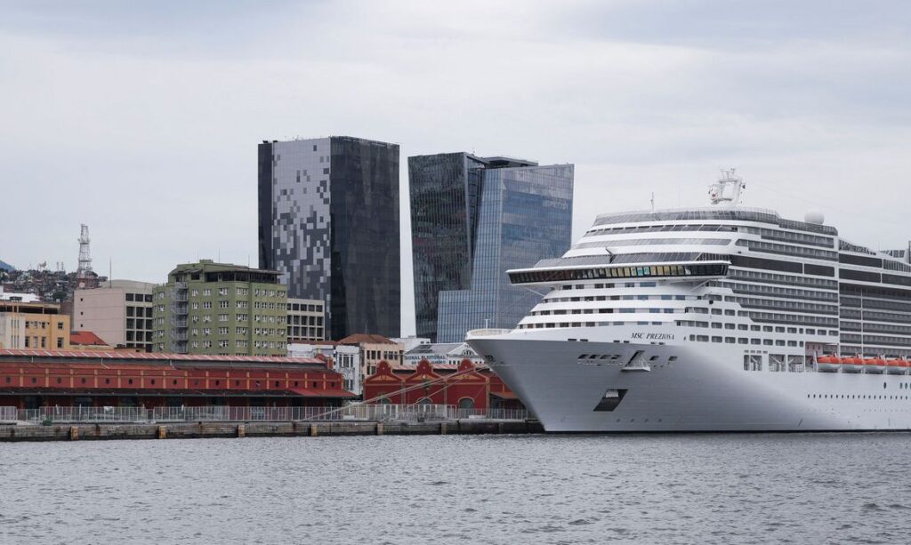 MSC Preziosa cruise ship is docked in Rio de Janeiro's port after cases of coronavirus disease (COVID-19) were reported among their crew and passengers in Rio de Janeiro © Reuters/Ricardo Moraes/Direitos Reservados