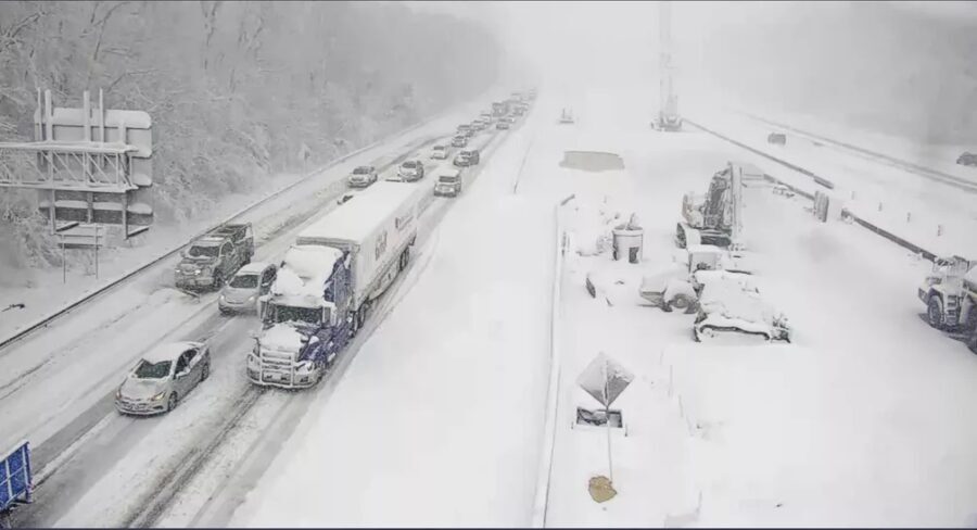 Rodovia Interstate 95 completamente bloqueada perto de Fredericksburg, no estado da Virgínia, em 3 de janeiro de 2022. Os dois sentidos da rodovia foram fechadas devido a uma tempestade de neve e gelo — Foto: Departamento de Transporte da Virgínia via AP