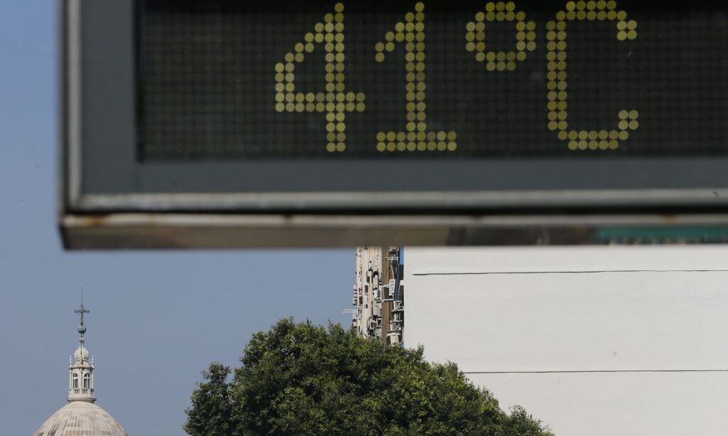 Na Avenida Presidente Vargas, com a igreja da Candelária ao fundo, termômetro registra onda de calor que atinge a cidade © Arquivo/Fernando Frazão/Agência Brasil