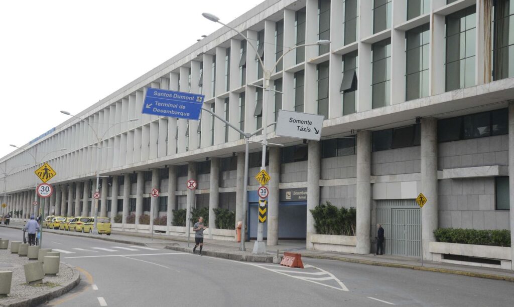 Rio de Janeiro - Aeroporto Santos Dumont fica vazio em primeiro dia com maioria das operações transferidas para o Galeão. (Foto: Tomaz Silva/Agência Brasil)