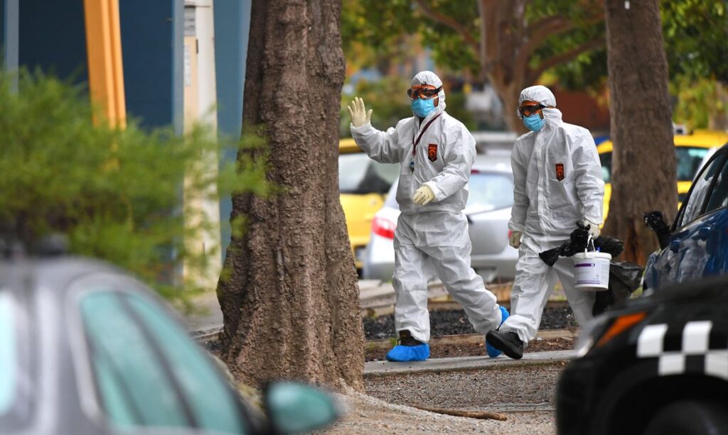 Austrália fecha fronteira estadual pela 1ª vez em 100 anos para deter coronavírus. Na foto, pessoas com trajes de proteção em Melbourne, Austrália © Reuters/James Ross/direitos rservados