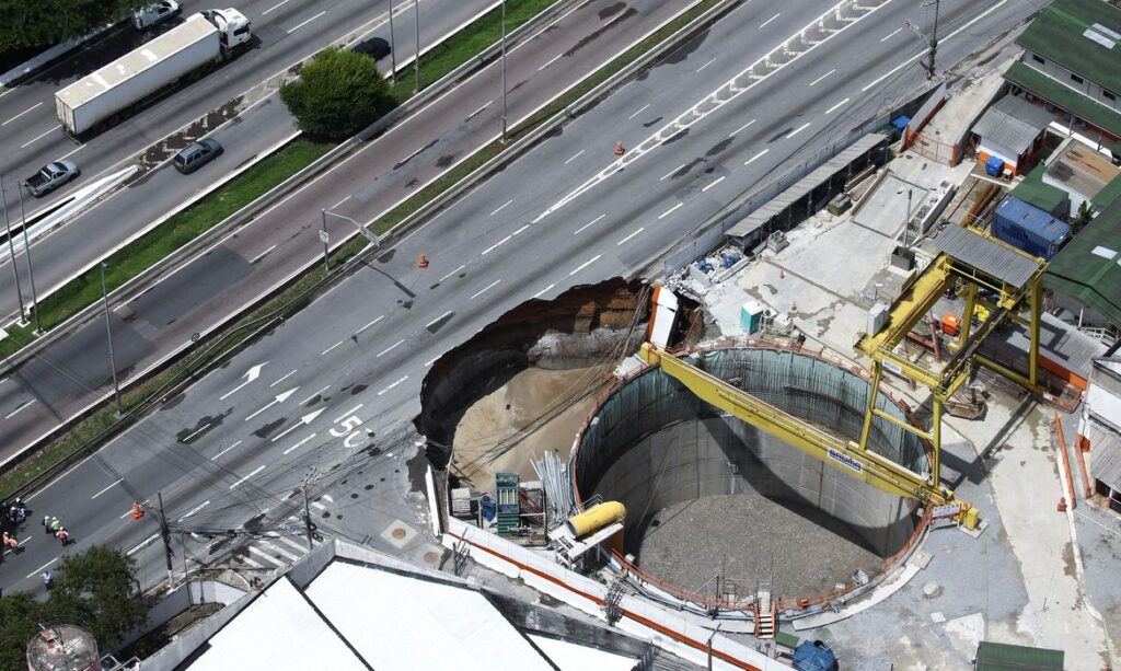 Um acidente nas obras da Linha 6 - Laranja do Metrô provocaram o desabamento de parte da pista da Marginal Tietê, na zona norte da capital paulista, próximo a ponte da Freguesia do Ó © REUTERS/Carla Carniel /Direitos reservados