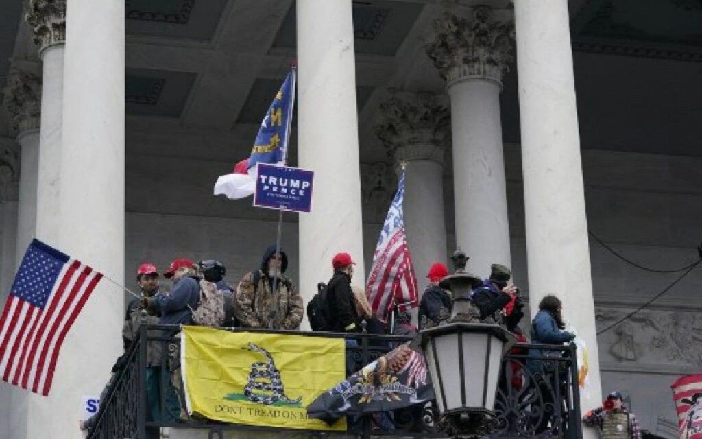 Apoiadores de Trump durante invasão ao Capitólio após confronto com a políciaAFP