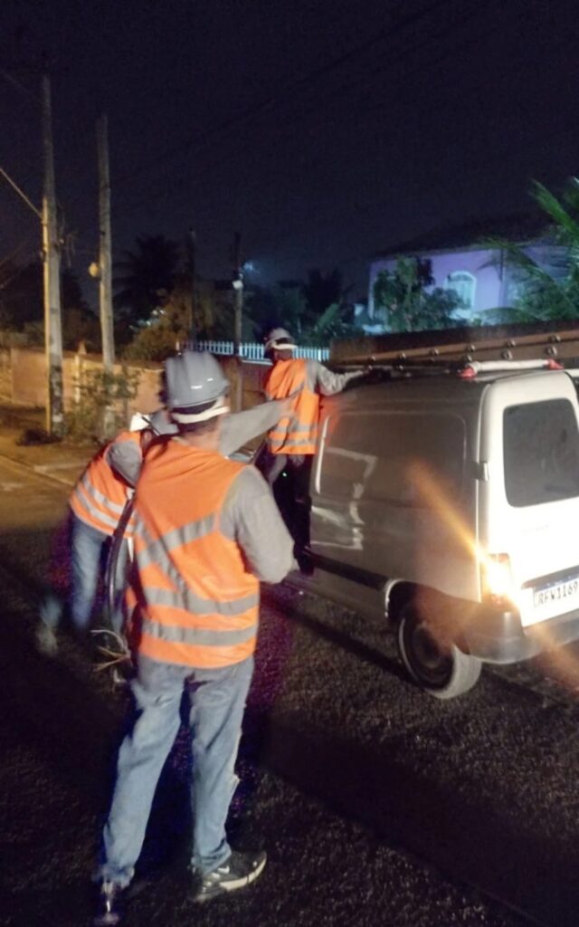 Trio foi preso em flagrante tentando cortar fios e colocar dentro de um veículo em São Gonçalo Divulgação / PMERJ