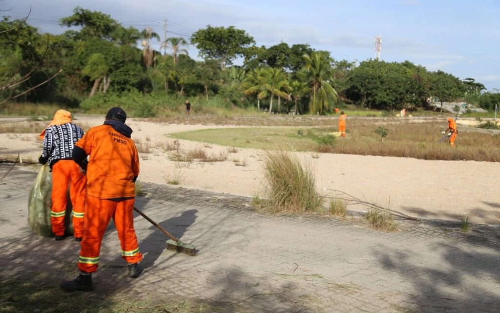 Desativado desde 2010, o piscinão recebeu a limpeza das equipes da Secretaria de Conservação da Prefeitura.Divulgação PMSG - Foto: Renan Otto