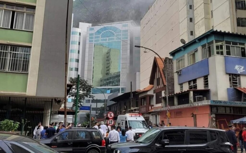 Incêndio atinge Hospital São Lucas, em CopacabanaReprodução