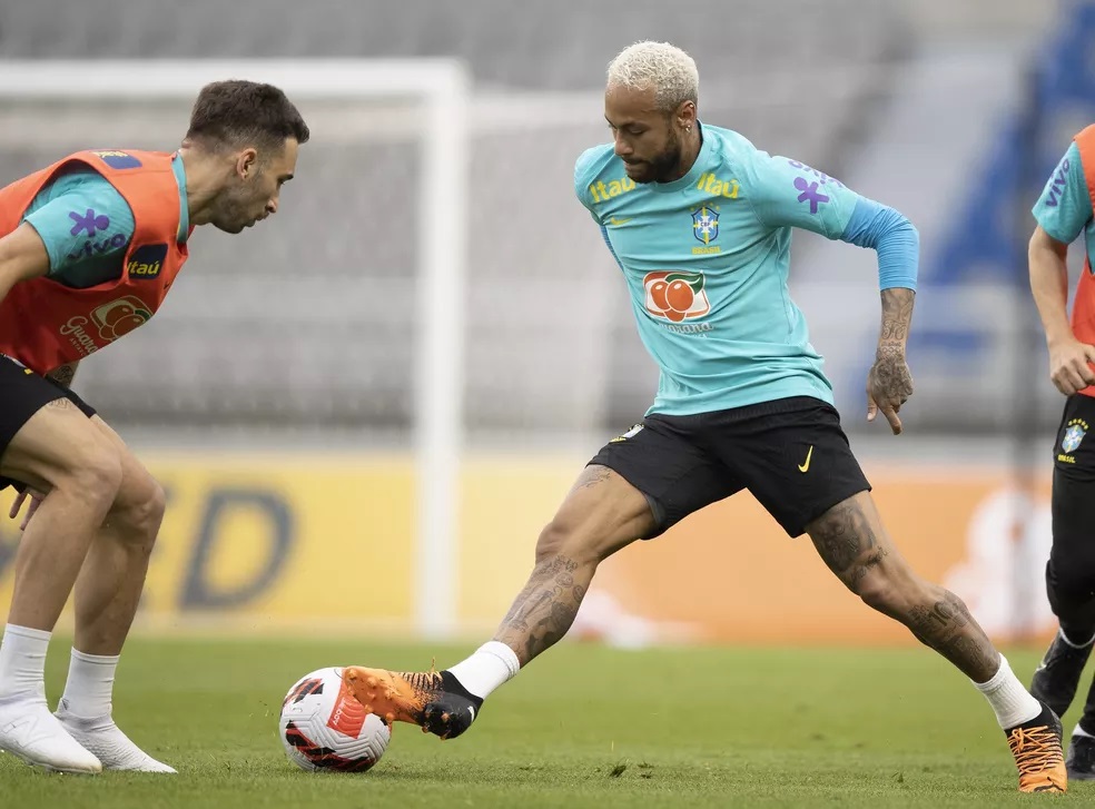 Neymar se machucou em treino da seleção brasileira — Foto: Lucas Figueiredo / CBF