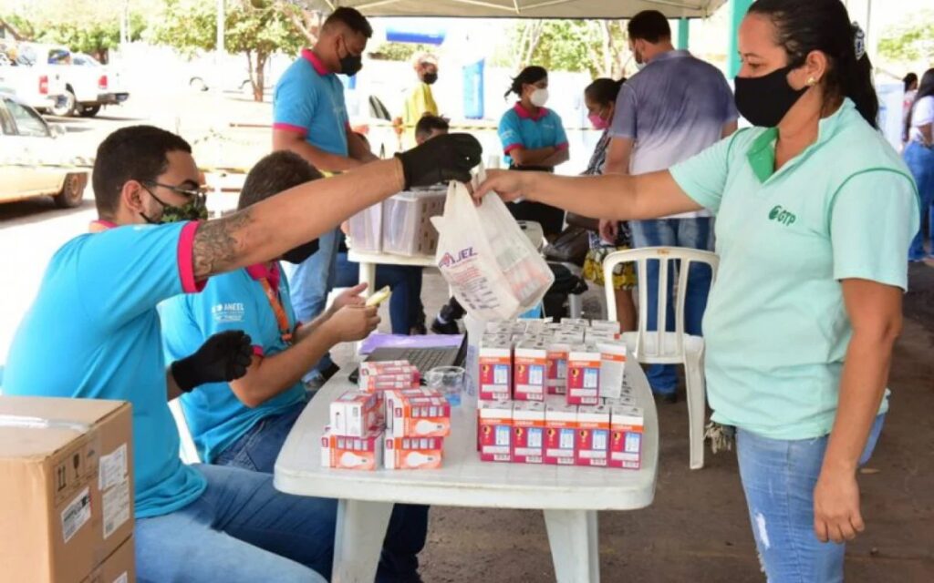 A troca das lâmpadas acontecem em postos da Enel na Estrela do Norte e no Colubandê.Divulgação