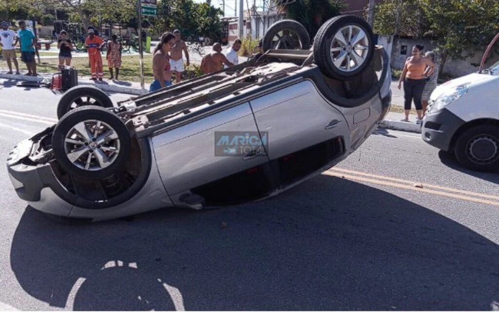 Carro capota em Itaipuaçu e colide com outro veículoFoto: Carlos Alberto